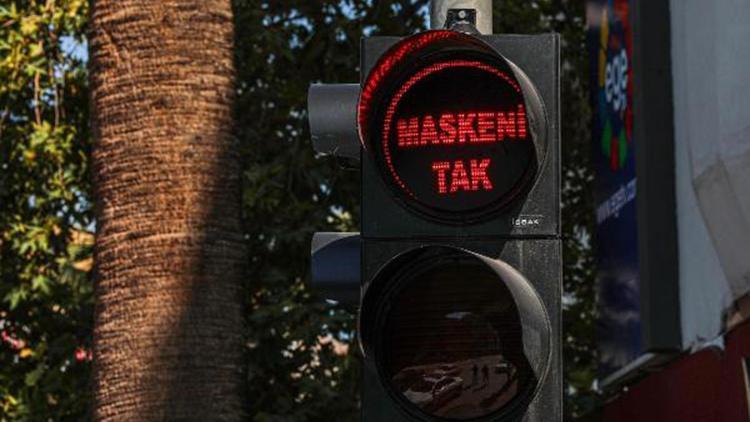 Denizlide trafik ışıklarında maske uyarısı