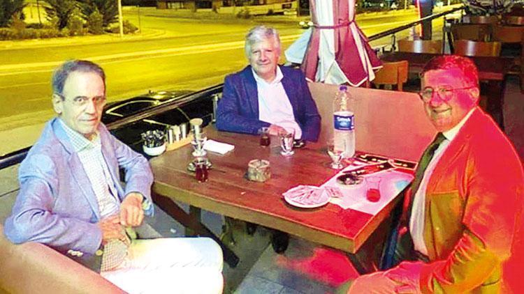 Maskesiz restoran  fotoğrafına eleştiri  üç hocayı üzdü