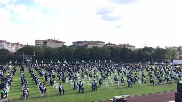 Boğaziçi’nde sosyal mesafeli mezuniyet