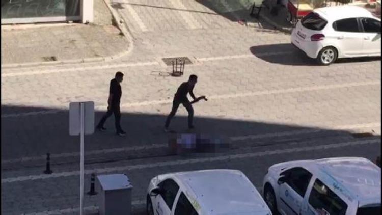 Sokak ortasında tabanca ve tüfekli saldırı kamerada: 1 ölü, 1 yaralı