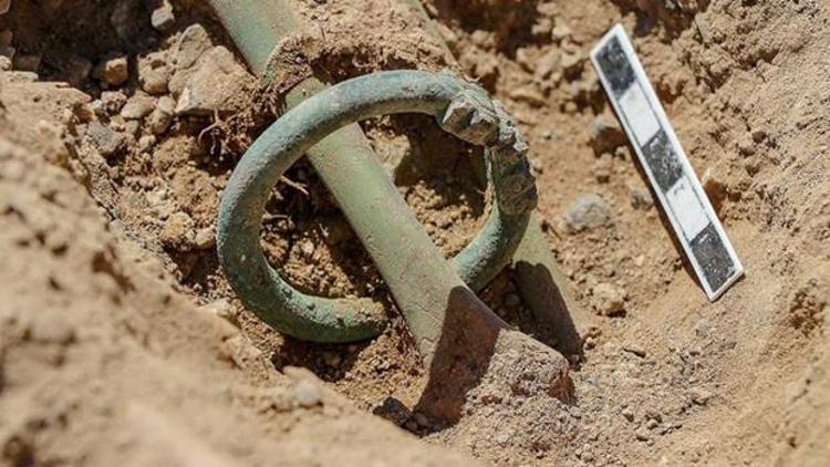 Vandaki kazılarda kolunda ejder başlı iki bilezik olan çocuk iskeleti bulundu