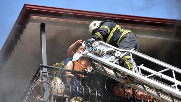 Yangında mahsur kalan kadın, itfaiye merdiveniyle kurtarıldı