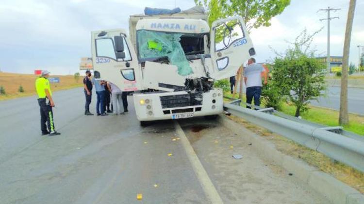 Çorumda kamyon ile traktör çarpıştı: 1 ölü, 1 yaralı