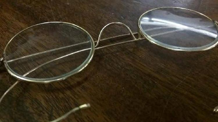 Dünyanın en ünlü gözlüğü posta kutusundan çıktı