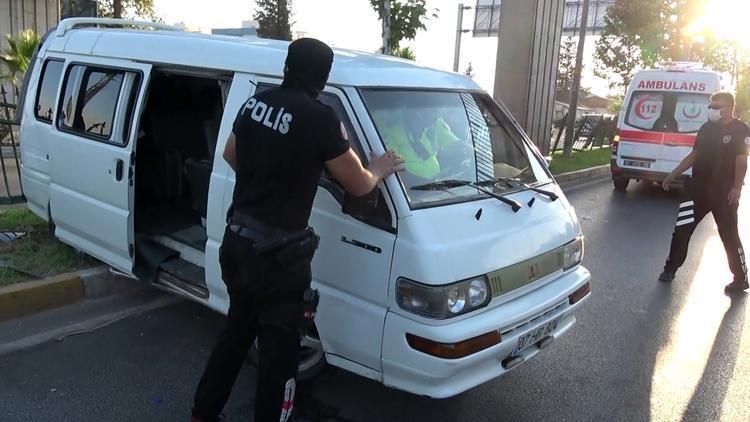 Antalyada sürücüsünün uyuduğu iddia edilen minibüs refüje çıktı: 2 yaralı