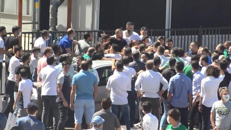 Bursaspor’da gergin kongre Ortalık savaş alanına döndü