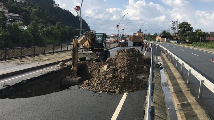 Rizedeki şiddetli yağış Yol çöktü, 30 kişi tahliye edildi…