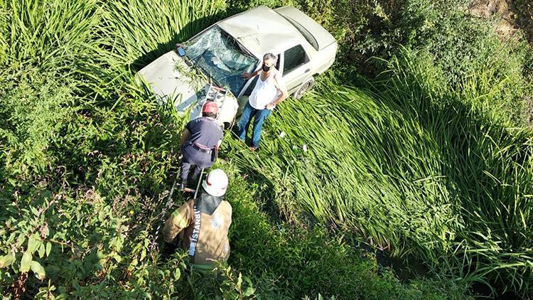 Sarıyerde dereye uçan otomobildeki sürücüyü itfaiye kurtardı