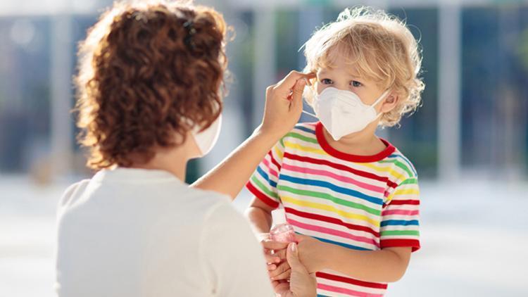 Koronavirüsten korunmak için çocuklar maske takmalı mı?