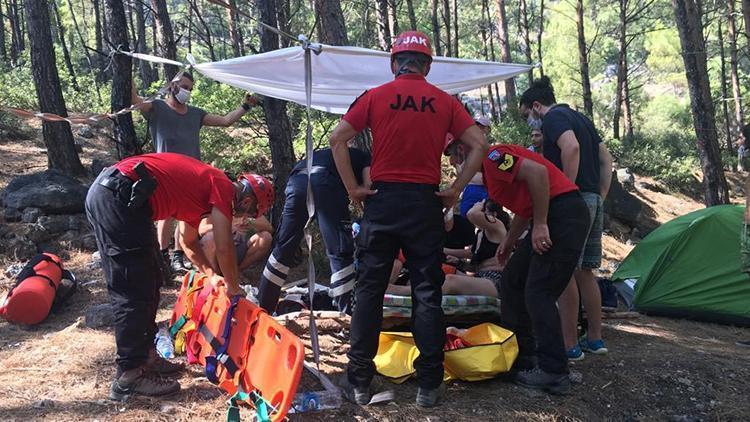 Kayalıklarda mahsur kalan yaralı tatilci kurtarıldı