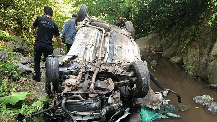 Otomobil dere yatağına uçtu: 1 ölü, 2 yaralı