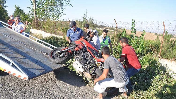 Motosikletliye çarpıp kaçan patpatın sürücüsü, mavi renkli tampon parçasından yakalandı