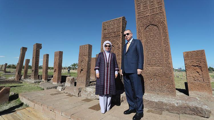 Cumhurbaşkanı Erdoğanın eşi Emine Erdoğandan Ahlat ruhu paylaşımı