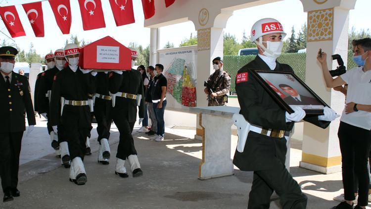 Sudenaz, parkasını giydiği şehit babasının tabutuna sarılarak gözyaşı döktü