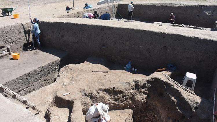 Eskişehir’deki kazılarda 5 bin yıllık taş palet bulundu