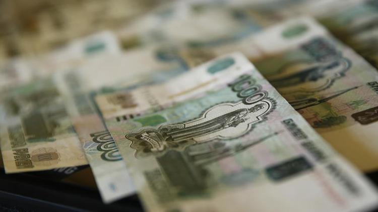 Jeopolitik riskler Rus rublesini eritiyor