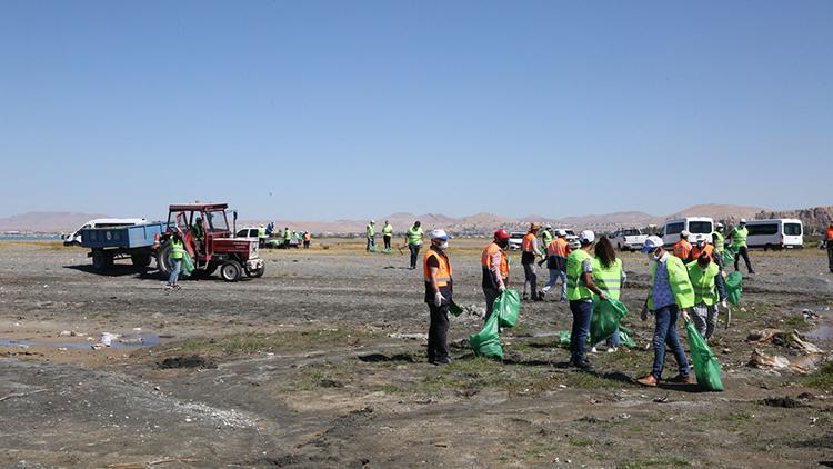 Van Gölü sahilinde 28 ton çöp toplandı