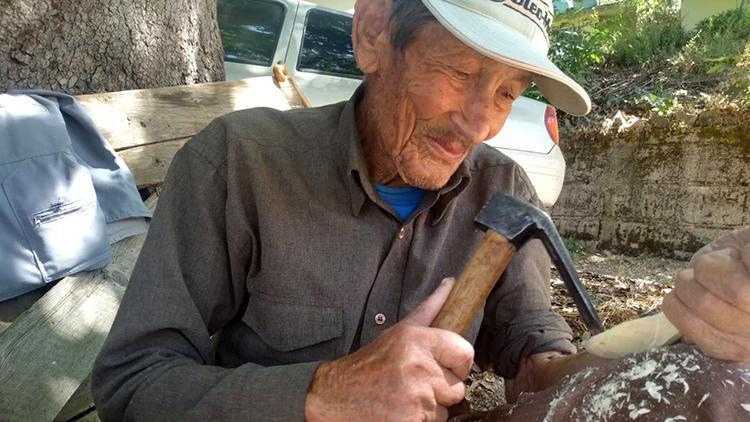 Çocukluğunda öğrendiği yöntemle 86 yaşında, ağaçtan kaşık yapıyor