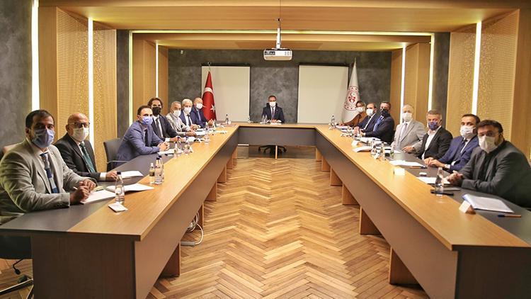 Gençlik ve Spor Bakanı Mehmet Muharrem Kasapoğlu, TFF ve bazı kulüp yöneticileriyle bir araya geldi