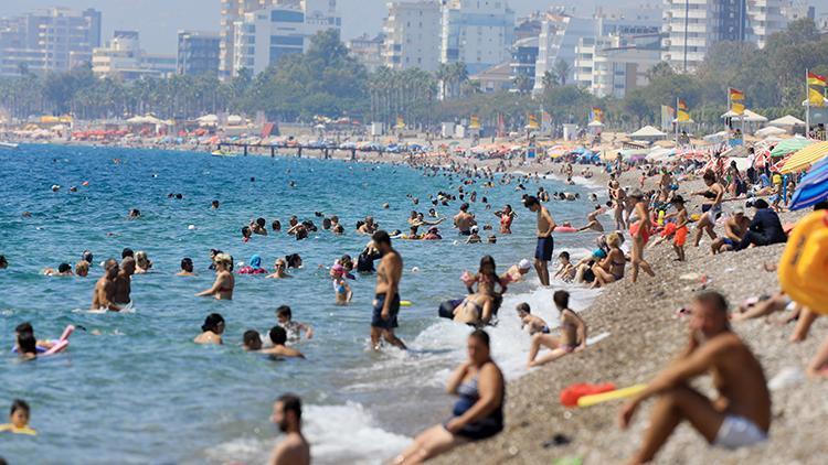 Son dakika haberler: Antalyada hissedilen sıcaklık 47 dereceyi buldu... Sahiller doldu taştı