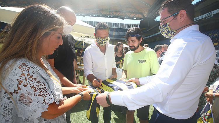 Fenerbahçe Kulübü Başkanı Ali Koç, taraftarlarla kahvaltıda buluştu