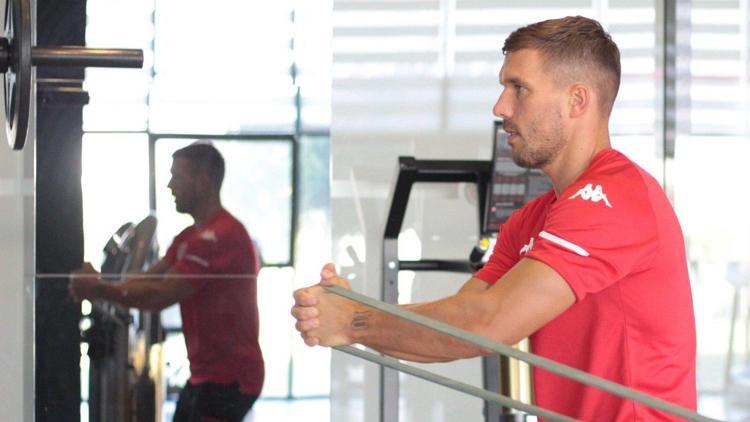 Antalyaspor’da Podolski seferberliği Hedef ligdeki Beşiktaş maçına yetiştirmek...