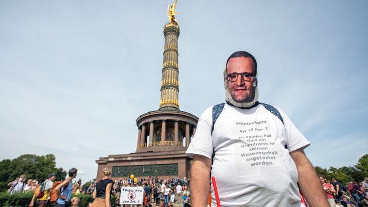 Berlin’de Sağlık Bakanı yuhalandı