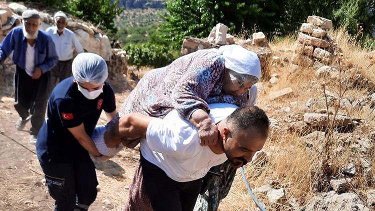 Yol olmayınca hastayı 2 kilometre sırtında taşıdı