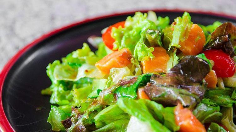 Somonlu ve renkli sebzeli makarna salatası tarifi