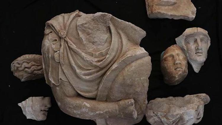 Hadrian Tapınağı kazısında arkeologlar parçaları birleştirerek geçmişe ışık tutuyor