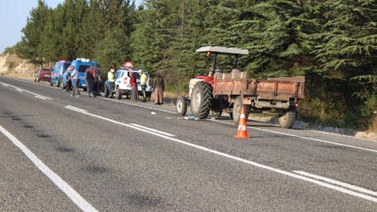 Rüzgarda uçan şapkasını yakalamak isterken traktörden düşüp öldü