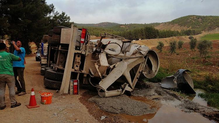 Beton mikser devrildi, sürücü yaralandı