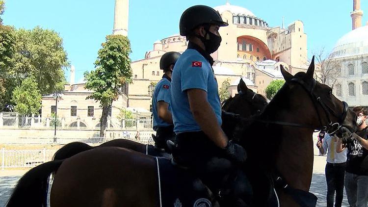 İstanbul Büyükşehir Belediyesinin atlı zabıta birimi ilk kez Ayasofya Meydanında