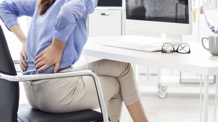 Uzun süre ve yanlış pozisyonda oturmak omurgayı etkiliyor