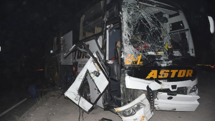 Aksarayda yolcu otobüsü ile kamyon çarpıştı: 4 yaralı