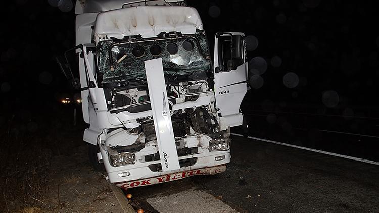 Soğan yüklü kamyona çarpan TIR’ın sürücüsü yaralandı