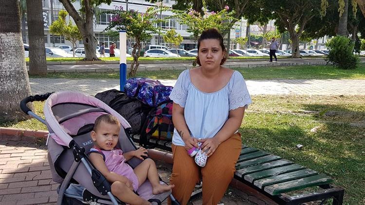 Dini nikahlı eşi terk edince 1 yaşındaki kızıyla parklarda yaşamaya başladı