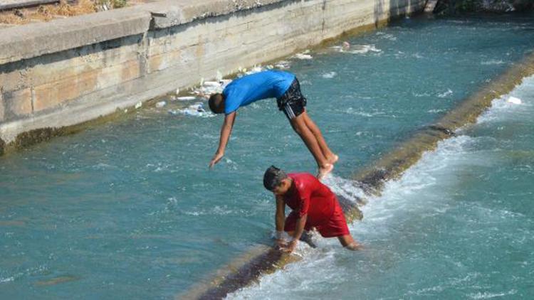 Termometreler 48 dereceyi gösterdi; gençler plastik atıkların olduğu kanala atladı