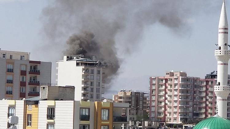 Teras katında çıkan yangında ev kullanılmaz hale geldi