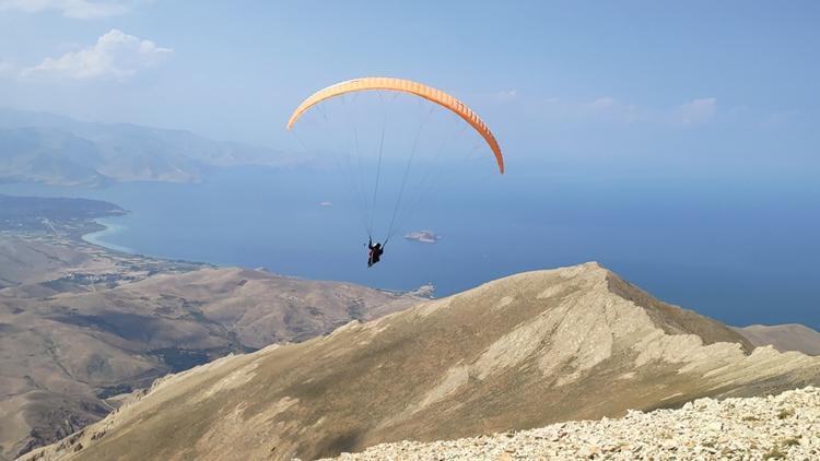 Van Gölü manzarası eşliğinde 3 bin 550 rakımlı Artos Dağında yamaç paraşütü keyfi