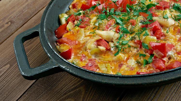 Menemen soğanlı mı olur, soğansız mı? Vedat Milor'dan menemen açıklaması