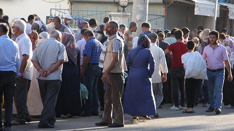 Diyarbakırda, pazarda koronavirüs önlemleri unutuldu