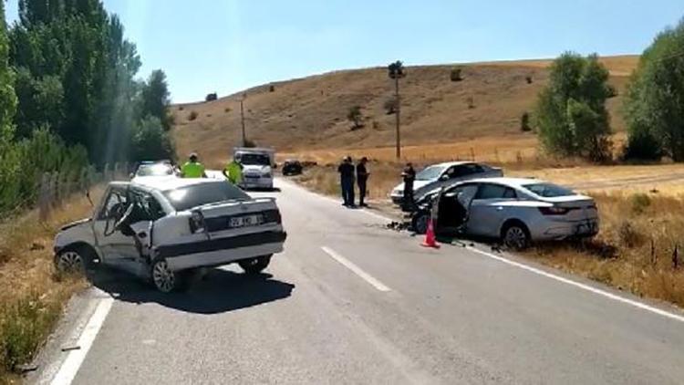 Sivasta otomobiller çarpıştı: 6 yaralı