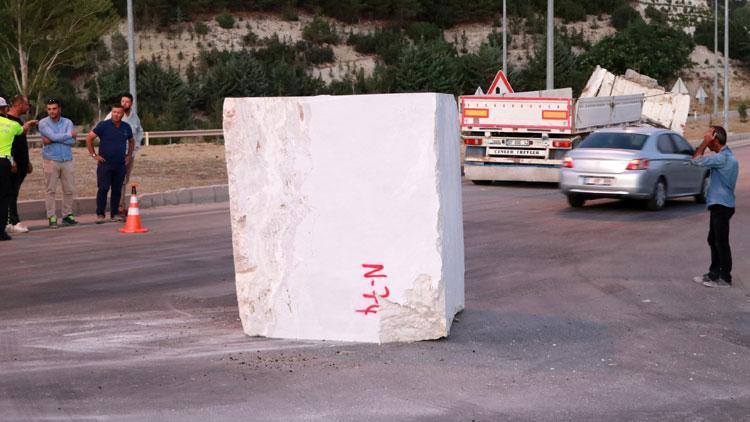 Burdurda faciadan dönüldü... 18 tonluk mermer blok yola düştü