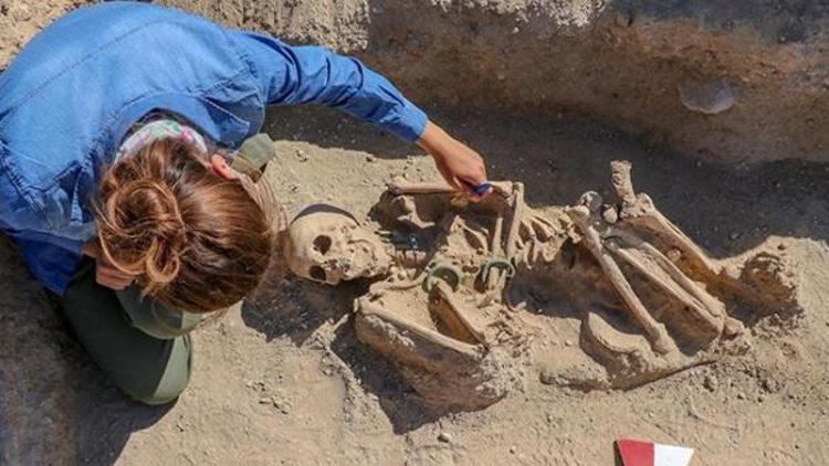 Vanda takılarıyla gömülmüş Urartulu kadın mezarı ortaya çıkarıldı