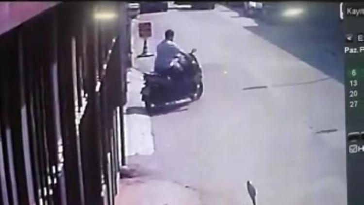 Dükkan önünden motosiklet hırsızlığı kamerada