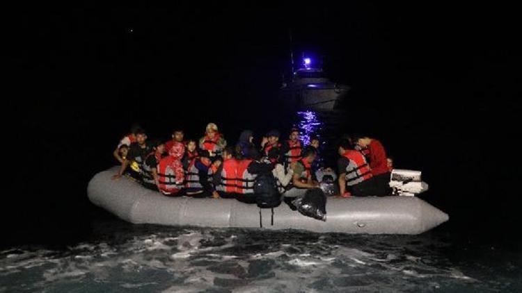 Motoru arızalanan lastik bottaki kaçak göçmenleri Sahil Güvenlik kurtardı
