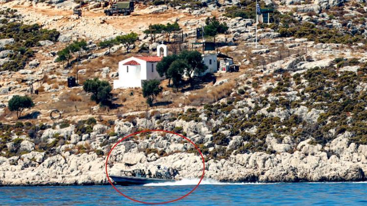 DHA ekibi görüntüledi Yunanistandan Meis Adasında iki zodyak botta silahlı devriye