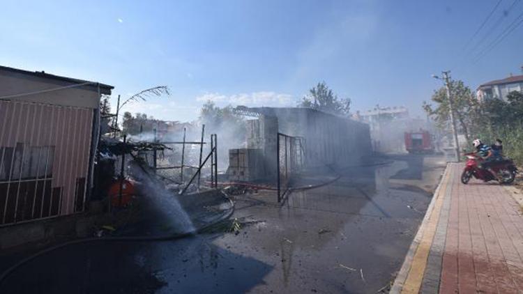 Antalyada tuğla deposunda yangın