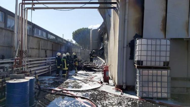 Boya fabrikasında yangın çıktı, 6 işçi dumandan etkilendi